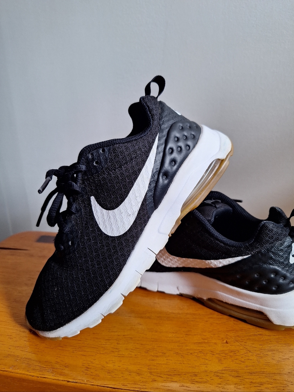 Nike Women's Air Max Motion Sz 6 Black White - Picture 7 of 13